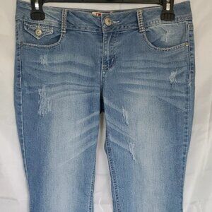 L.E.I. Ashley Low Rise Distressed Capri light-to-medium wash Jeans Size Junior 9